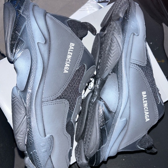 BALENCIAGA TRIPLE S - Picture 2 of 7